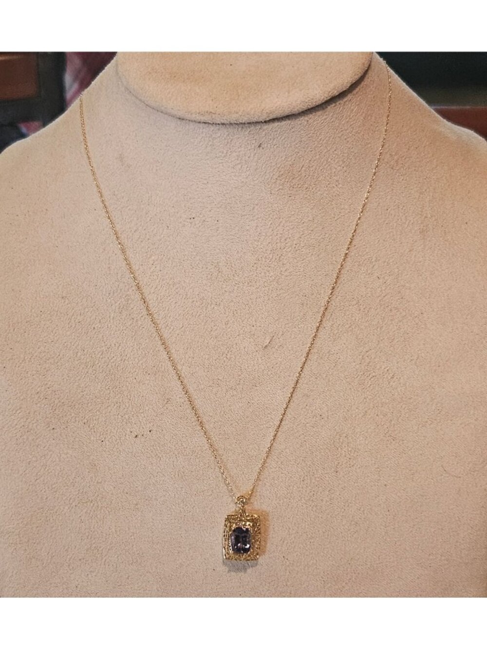 Blue Tanzanite 10K Yellow Gold Pendant Necklace Intricate Frame Design & Chain